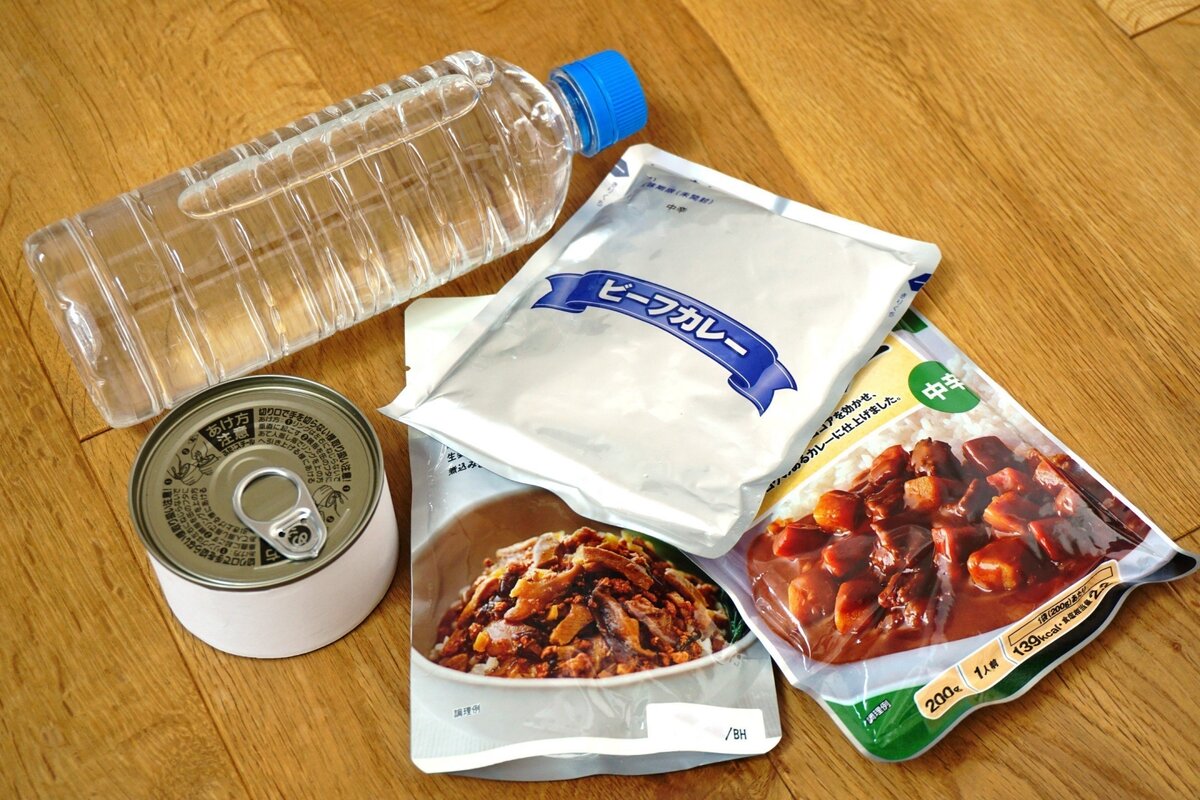 備蓄用のペットボトルの水、レトルト食品、缶詰