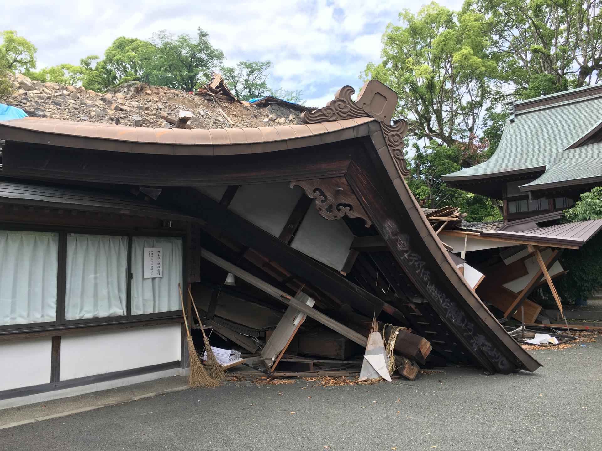 2016年熊本地震で倒壊した建物