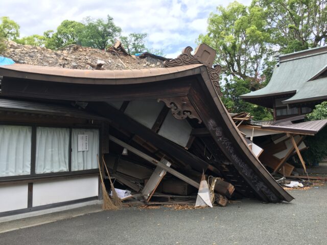 2016年熊本地震で倒壊した家