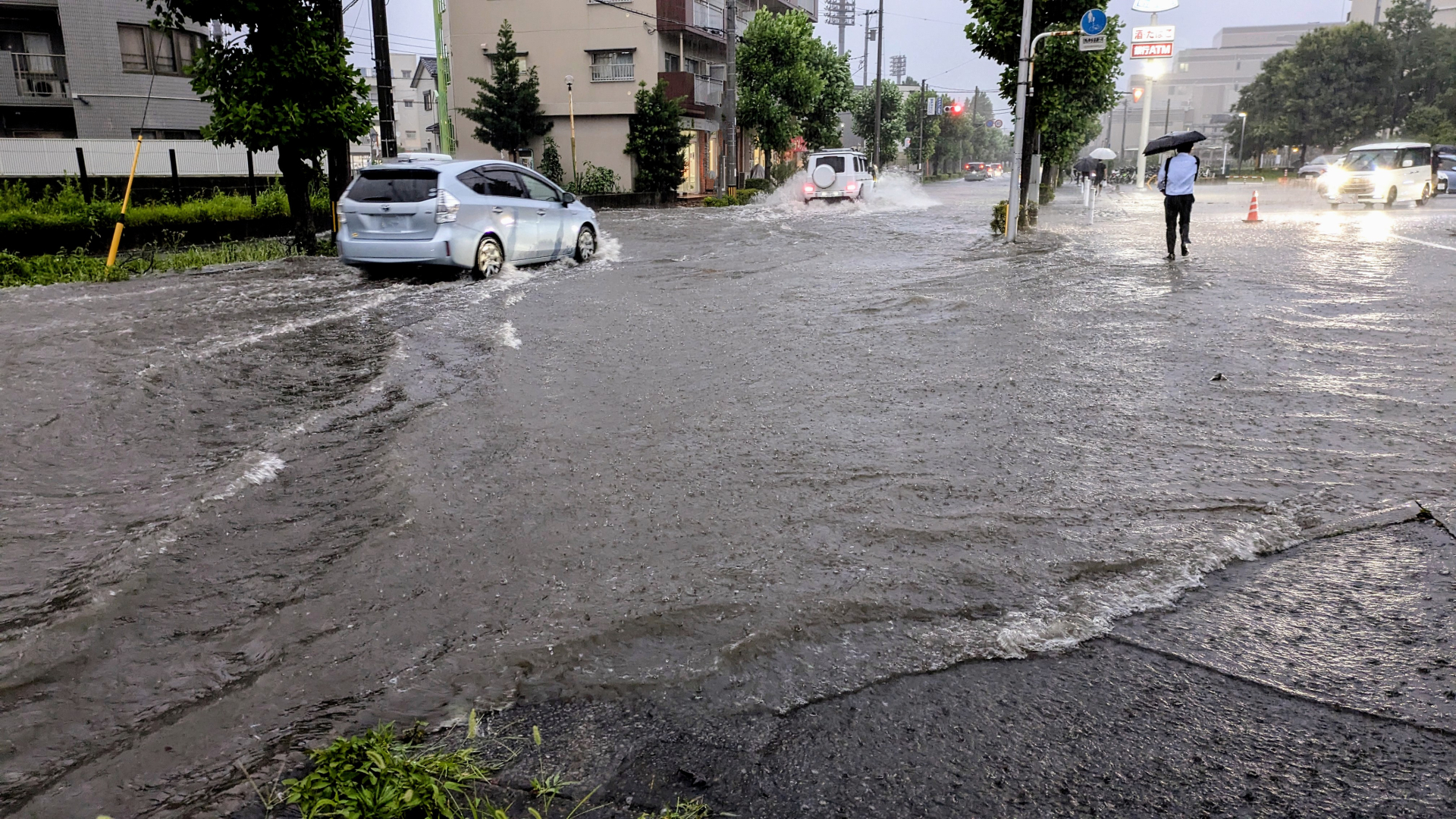 大雨により浸水した街