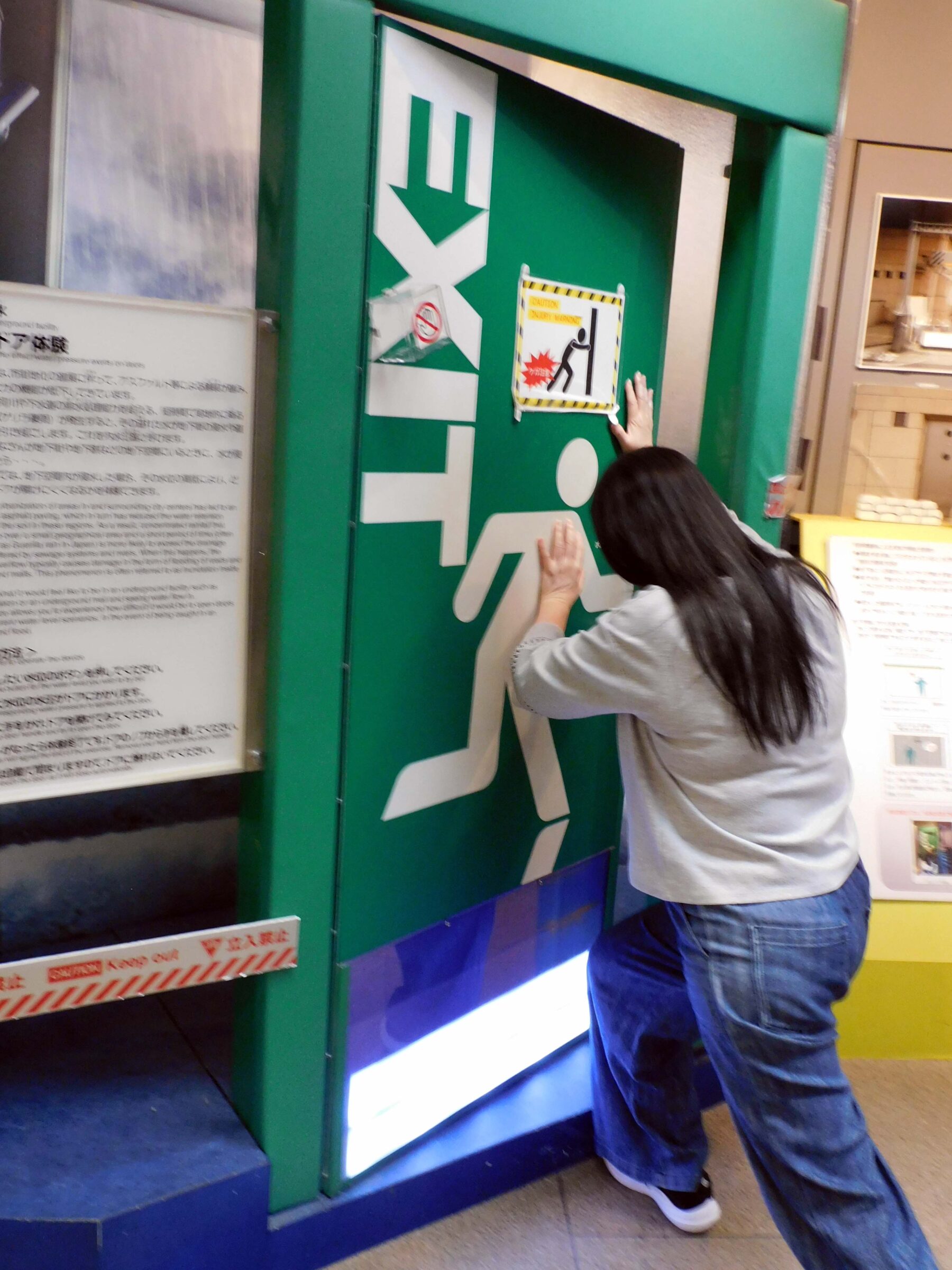 本所防災館都市型水害体験　自動車脱出シュミレーター水圧ドア体験者