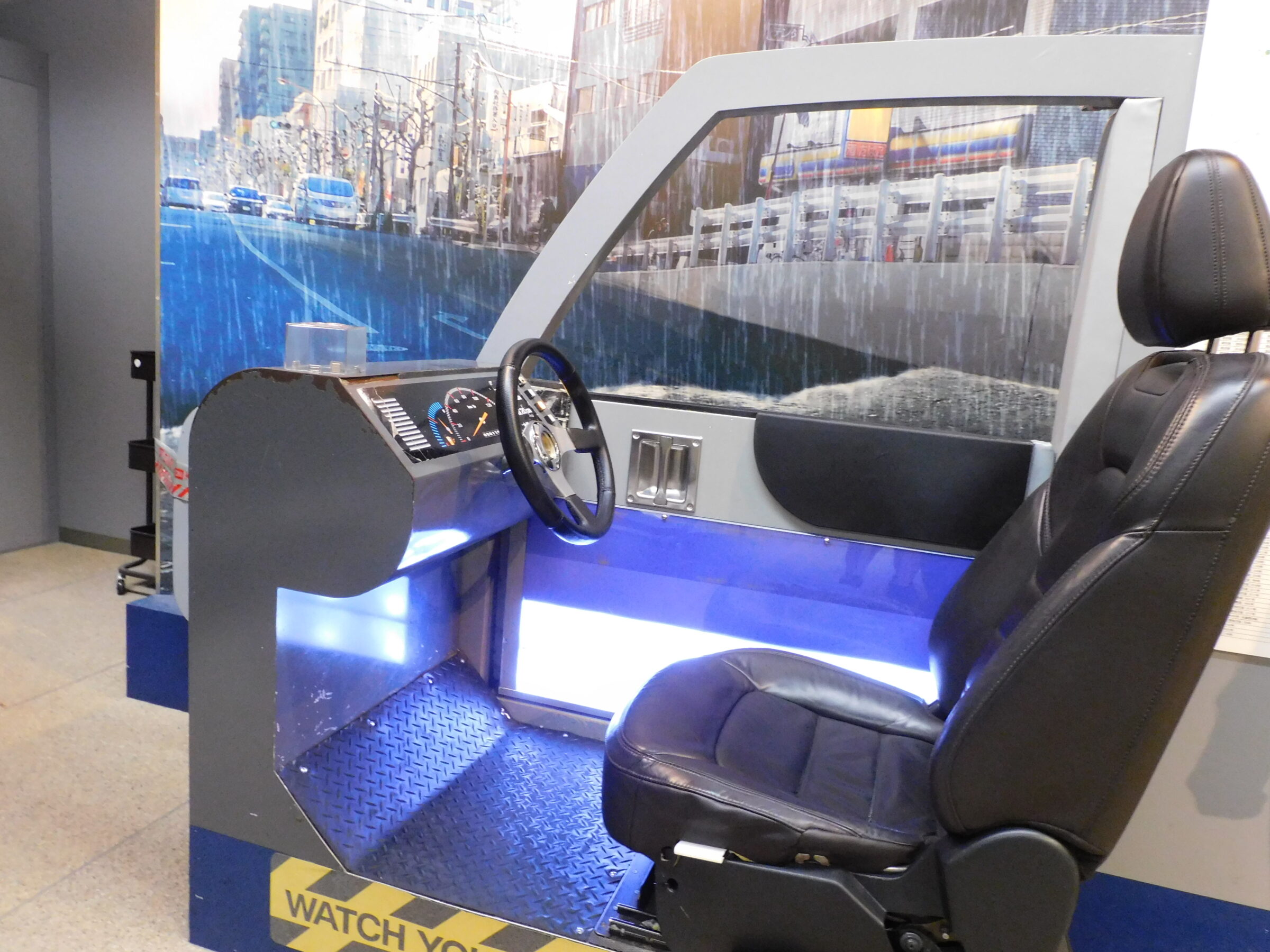 本所防災館都市型水害体験　自動車脱出シュミレーター