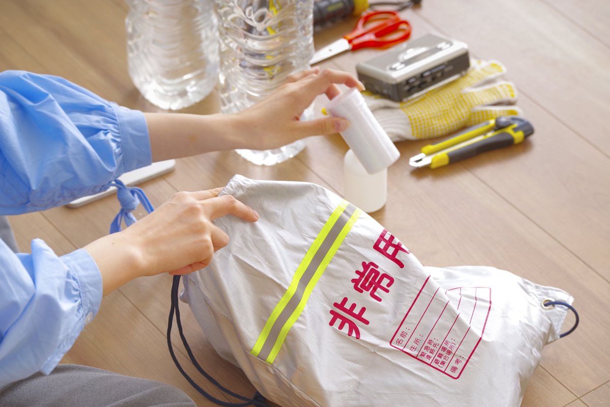 非常用持ち出し袋に備蓄品を詰めている様子
