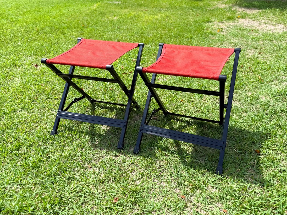 軽量で折りたためる小型のイス