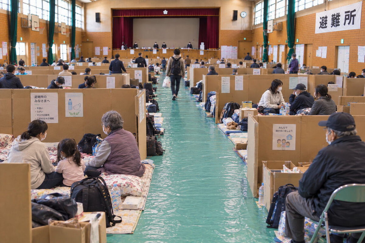 体育館の避難所に大勢の人が身を寄せている様子