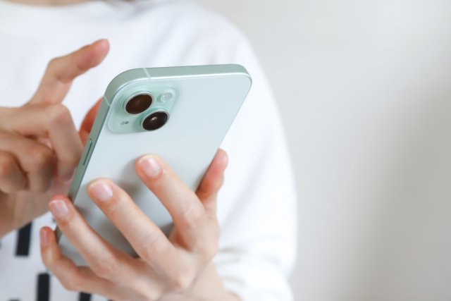 スマートフォンの専用アプリで見守り状況を確認する