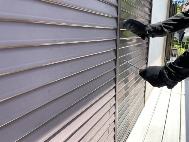 窓をこじ開けて侵入しようとする犯人